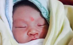 Bé gái sơ sinh 5 ngày tuổi bị bỏ rơi ngoài đường với lá thư trong đêm