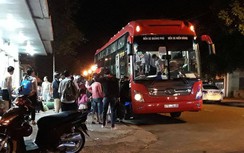 Xe khách vô tư vào đường cấm, lập “bến cóc” giữa nội thị