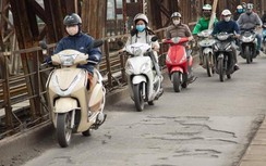 Cầu trăm tuổi xuống cấp, chằng chịt ổ gà