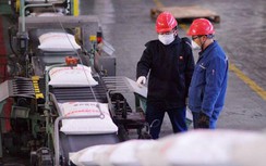 Công ty chế tạo xe hơi, điện thoại cũng sản xuất khẩu trang