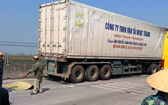Va chạm với xe đầu kéo, người đàn ông tử vong thương tâm