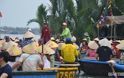 Mặc nỗi lo dịch Covid 19, du khách ùn ùn đến rừng dừa Bảy Mẫu