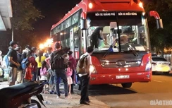 Cận cảnh xe khách vô tư chạy vào đường cấm, lập "bến cóc" giữa nội thị