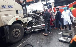 Kinh hoàng cảnh xe khách văng đuôi vào xe transit, nhiều người thương vong