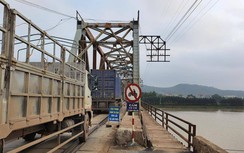 Chùm ảnh: Bất an khi qua cầu đi chung duy nhất đường sắt - đường bộ