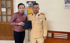 Để rơi túi xách có số tiền lớn, cô gái vui mừng được CSGT trả lại