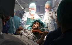 Video: Sốc với cảnh bệnh nhân chơi vĩ cầm khi đang mổ u não