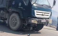 Xe tải lấn làn va chạm xe máy, hai cháu bé tử vong thương tâm