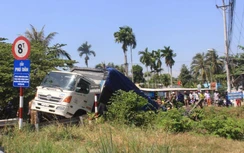 Ô tô tải khoảng 15 tấn chở dừa qua cầu 8 tấn gây sập cầu