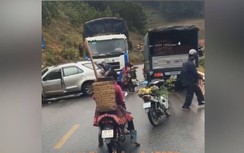 Sốc: Xe tải lao thẳng vào đám đông đứng xem tai nạn giao thông