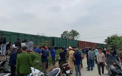 Cắt ngang đường sắt, xe tải bị tàu hàng đâm văng xuống ao, 1 người tử vong