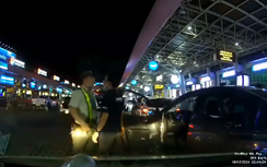 Video: Xô xát khiến ô tô ùn ứ trên luồng vào nhà ga Tân Sơn Nhất