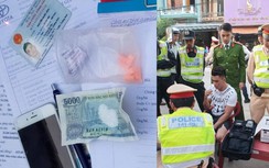 Quảng Bình: Bắt xe không biển số, phát hiện lái xe tàng trữ ma túy