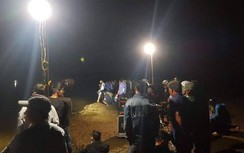 Vụ lật đò 6 người mất tích: Thủy điện ngừng xả nước, cứu hộ xuyên đêm