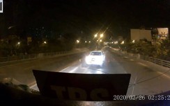 Video: Xe bán tải cố đi ngược chiều, bị xe khác ép đi lùi hàng trăm mét