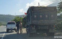 Cách kiểm tra "lạ" của CSGT Hà Tĩnh trước xe cơi thùng, nghi chở quá tải