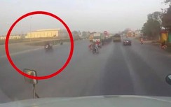 Video: Người phụ nữ đi xe đạp điện sang đường bị xe máy tông kinh hoàng