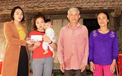 Hai trẻ mồ côi bố, ngơ ngác trong căn nhà dột nát