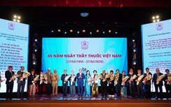 Dịch Covid-19 ở Việt Nam: Thủ tướng tôn vinh những chiến sỹ áo blouse trắng