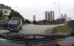 Video: Phóng tốc độ cao, xe Mercedes gây tai nạn kinh hoàng tại ngã tư