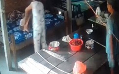 Công an tạm giữ vợ chồng người con trai nghi bạo hành mẹ già 88 tuổi