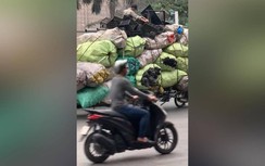 Video: Choáng với xe chở phế liệu "siêu to" trên phố Hà Nội