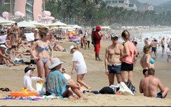 Biển Nha Trang đông nghẹt khách nước ngoài