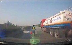 Người phụ nữ đi xe máy đâm thẳng đầu ôtô khiến tài xế phát hoảng