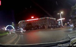 Phi "xé gió", người và xe văng cao nhiều mét sau cú đâm cực mạnh