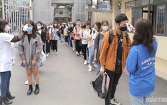 Hà Nội: Sinh viên xếp hàng dài đo thân nhiệt trước giờ nhập học