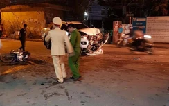 Hiện trường kinh hoàng ô tô bán tải tông sập 1 góc nhà ở Hà Nội