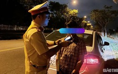 Thấy CSGT, "ma men" đổi ghế lái với vợ vẫn "dính" phạt 17 triệu