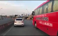 Video: Tài xế xe con cố ý không nhường đường cho xe ưu tiên