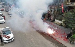 Video: Đốt dây pháo dài hàng chục mét trong đám cưới tại Sóc Sơn, Hà Nội