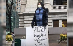 Video: "Hãy ôm tôi, tôi là người Trung Quốc, không phải virus"