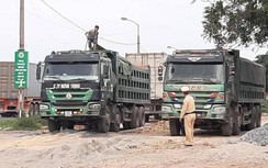 Bắc Giang: Tài xế tự tay hạ tải phương tiện chở quá tải