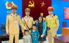 CSGT tìm người thân cho hai bé trai 7 tuổi và 3 tuổi đi lạc giữa dòng xe cộ