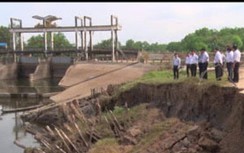 Khô cạn dẫn đến 4 vụ sạt lở, chia cắt giao thông nông thôn