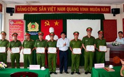 Cảnh sát cứu người mắc kẹt trong đám cháy chợ Hạnh Thông Tây nhận bằng khen