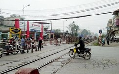 Video: "Đánh đu" với thần chết trên đường sắt, bị phạt bao nhiêu?