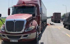 Xe máy va chạm với xe đầu kéo, một phụ nữ tử vong tại chỗ
