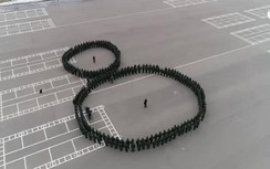 Video: Màn chúc mừng 8/3 ấn tượng của lính thiết giáp Nga