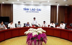 Chuyển hai vợ chồng người Anh nhiễm Covid-19 về Hà Nội để điều trị