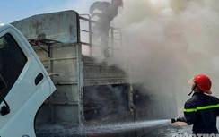 Xe tải chở phế liệu bốc cháy dữ dội trên QL7A