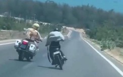 Video: Nam thanh niên phóng xe máy cầm theo đao lạng lách, thách thức CSGT
