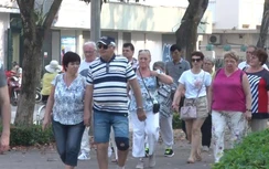 Video: Khách Tây vô tư không đeo khẩu trang, người Hà Nội lo lắng