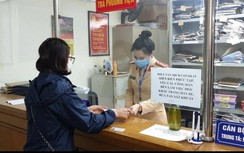 CSGT Hà Nội đo thân nhiệt, phát khẩu trang cho người vi phạm giao thông