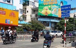 TP.HCM: Lối đi bộ trên cầu Kênh Tẻ bị cắt xén gây khó cho người dân