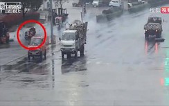 Kinh hoàng bình ô xy lăn khỏi ô tô, phóng như tên vào người đi đường