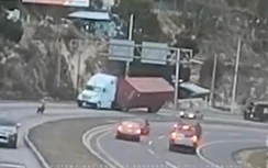 Video: Kinh hoàng cảnh thùng container đổ, đè bẹp ô tô, tài xế thoát chết